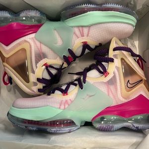 Lebron 19 Valentine’s Day size 12 new